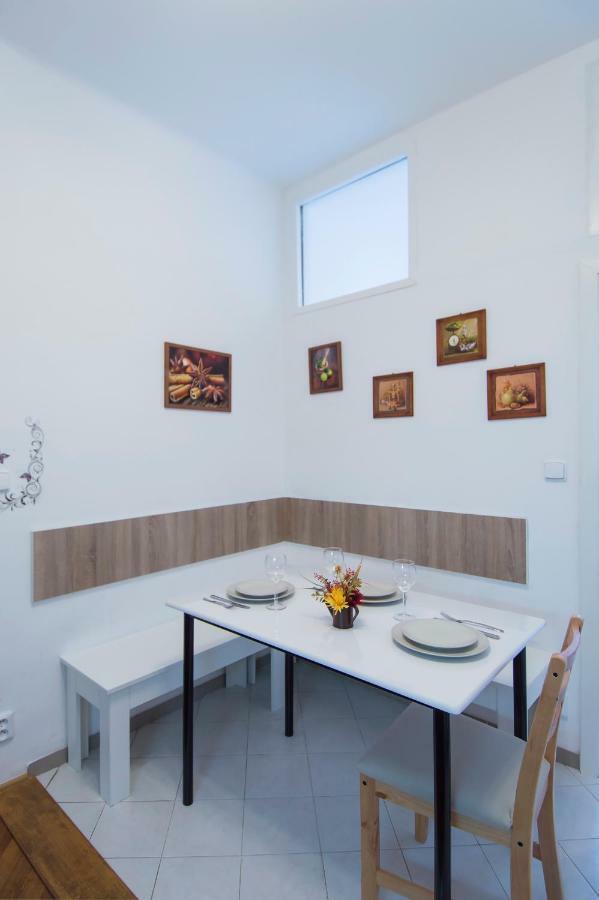 Modern Navratilova Ii Apartment *